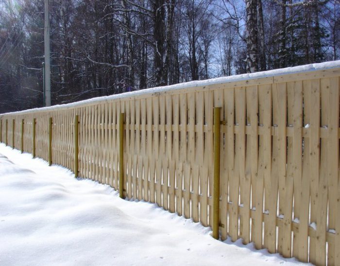 Плетений дерев'яний паркан із дощок