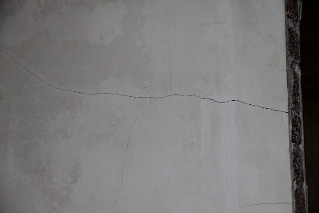 Как заделать трещины в штукатурке на стене: после высыхания, из газобетона, технология, причины появления